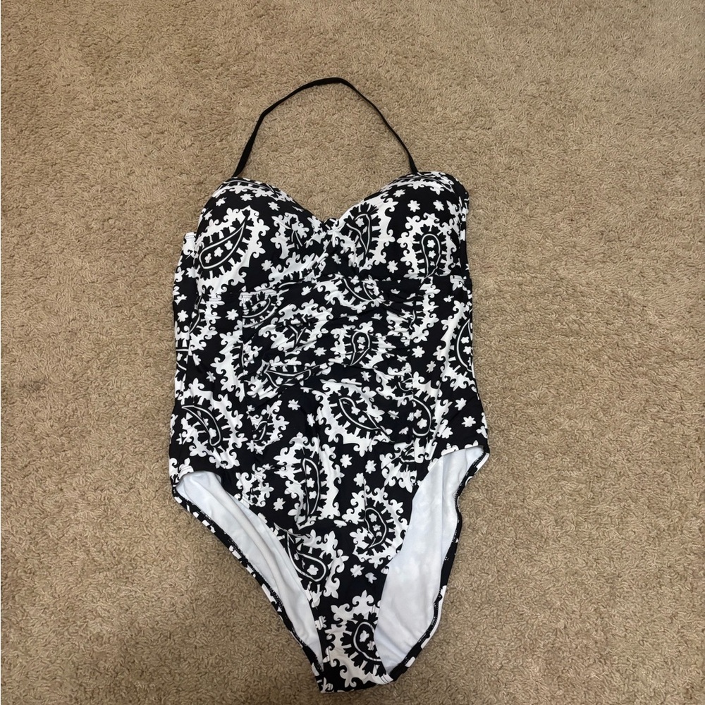 EUC Black and White Paisley Swimsuit. Removeable neck
Strap. Worn 1-2x. Size 16.